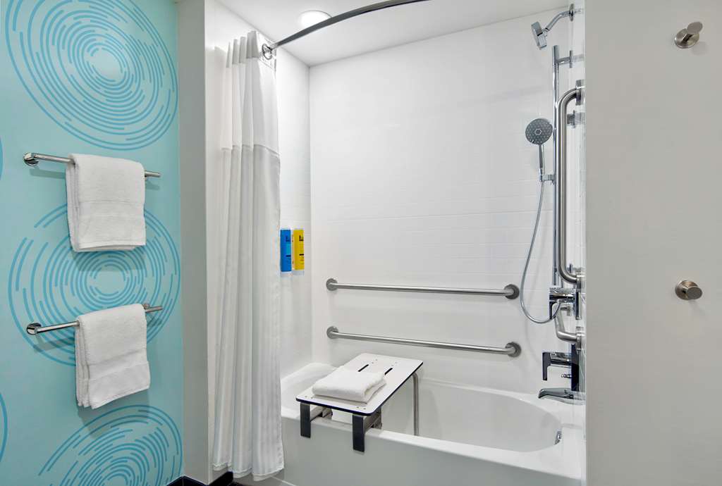 Tru By Hilton Ashburn One Loudoun, Va Room Type - 2 QN MOB HEAR ACC W TUB