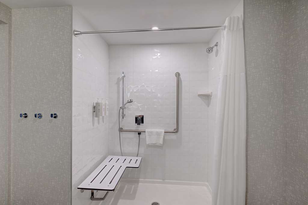 Hampton Inn & Suites by Hilton Burlington Toronto Room Type - 1KG MOB HEAR ACC RI-SHW NS
