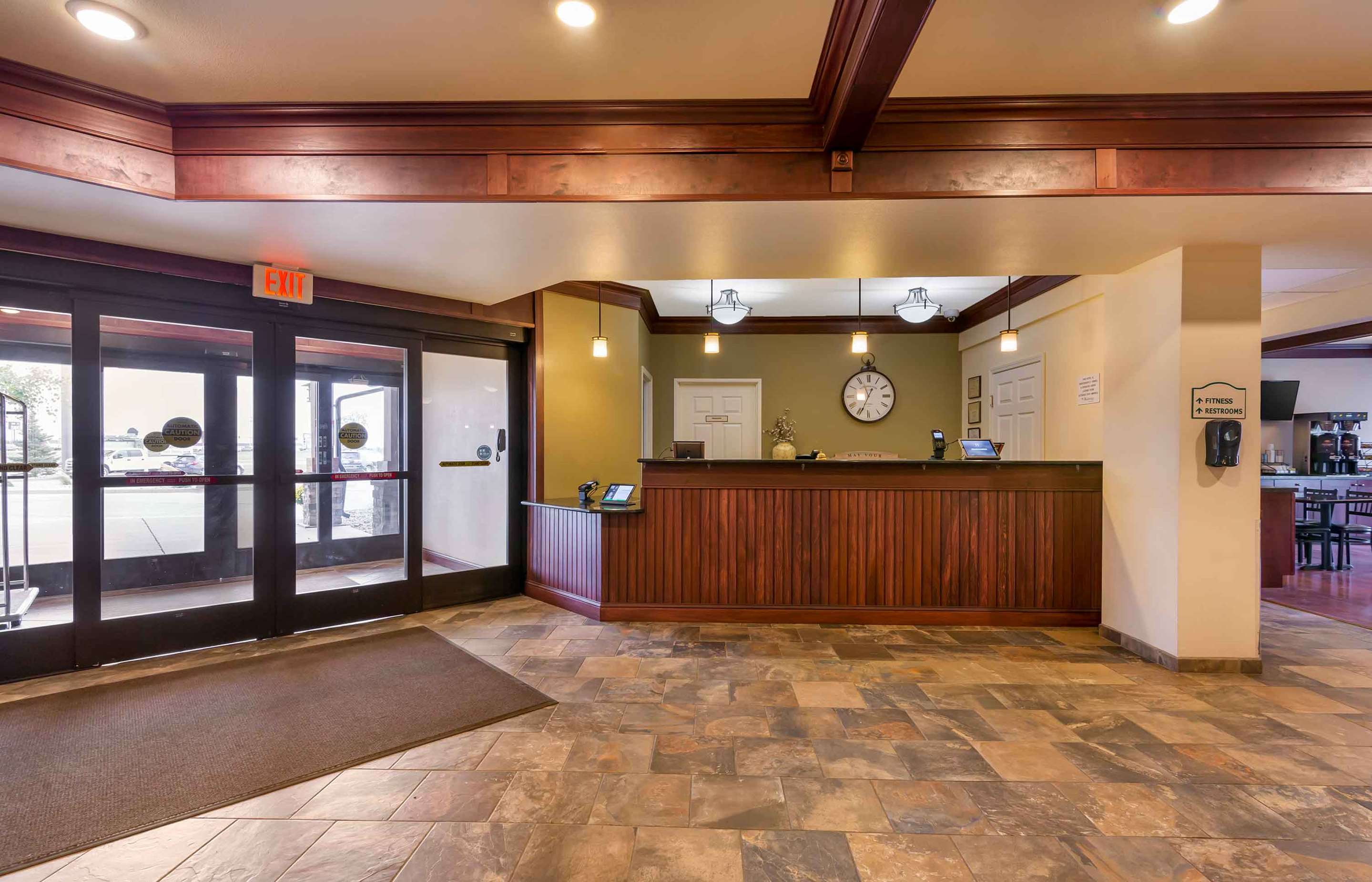 Lobby and Guest Check-in | Extended Stay America Suites Minot