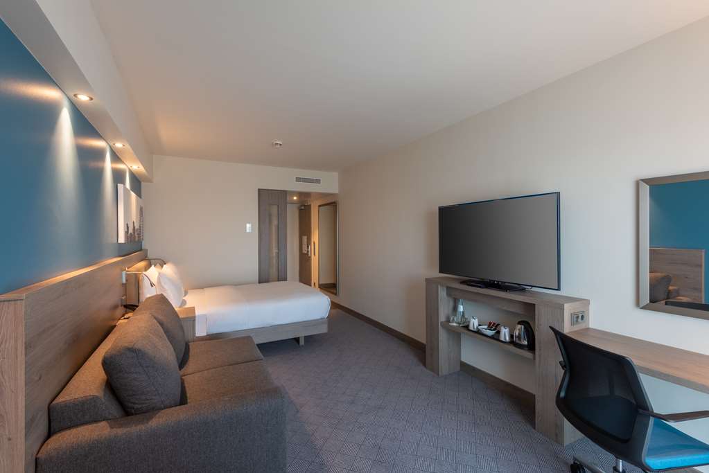 Hampton by Hilton Dusseldorf City Centre Room Type - Queen Room with Sofa Bed