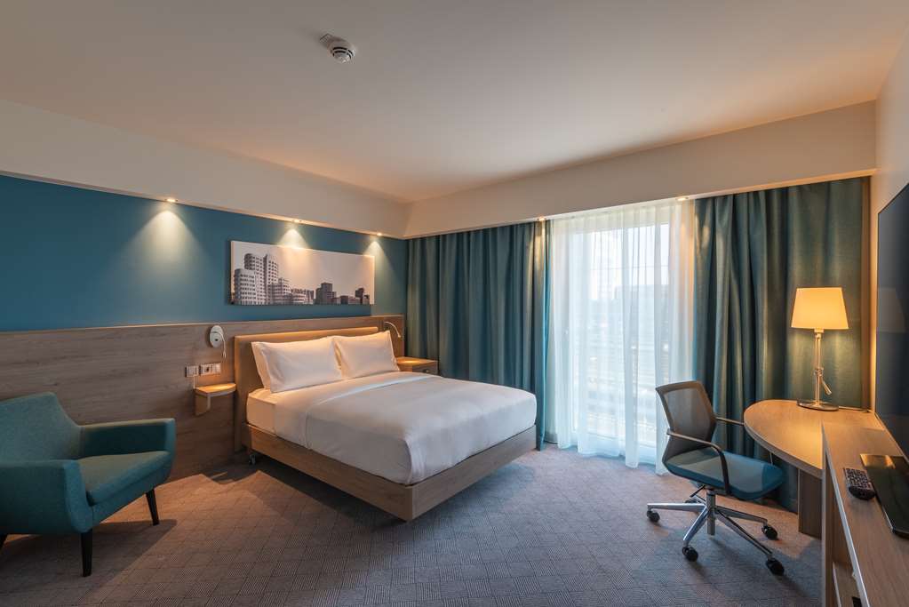 Hampton by Hilton Dusseldorf City Centre Room Type - QUEEN ROOM WITH SOFA