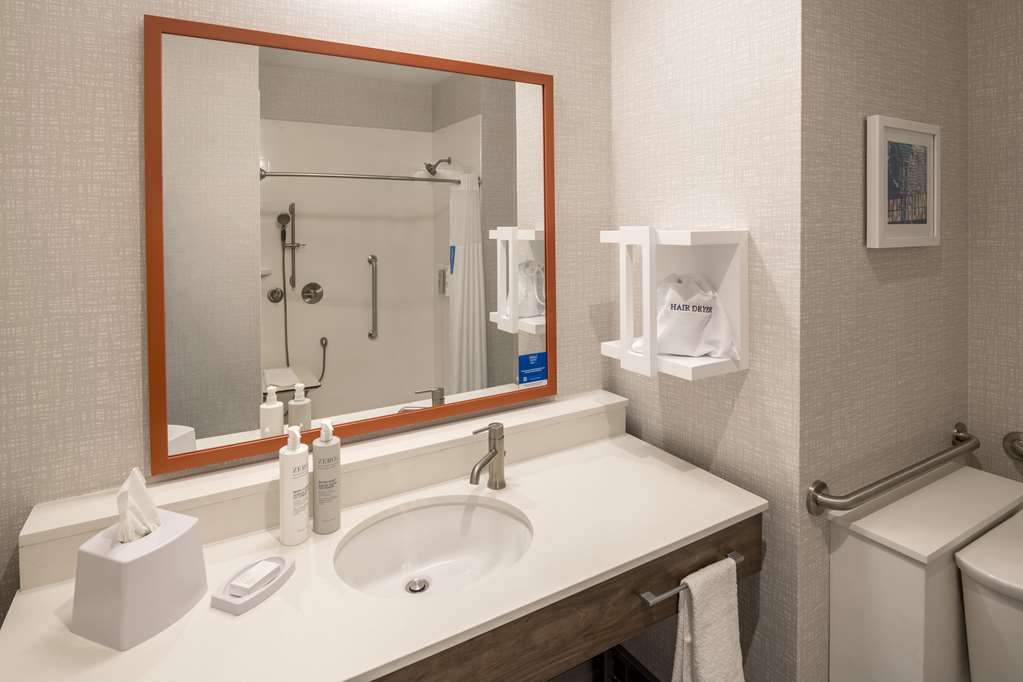 Hampton Inn & Suites by Hilton Huntington Downtown - Tap to explore photos