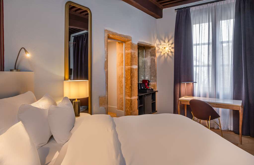 COUR DES LOGES, RADISSON COLLE-guestroom-Guest Room,Suite,On-Site.jpg