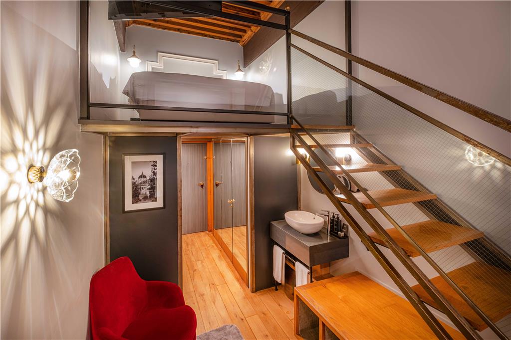 COUR DES LOGES, RADISSON COLLE-guestroom-Guest Room,On-Site.jpg