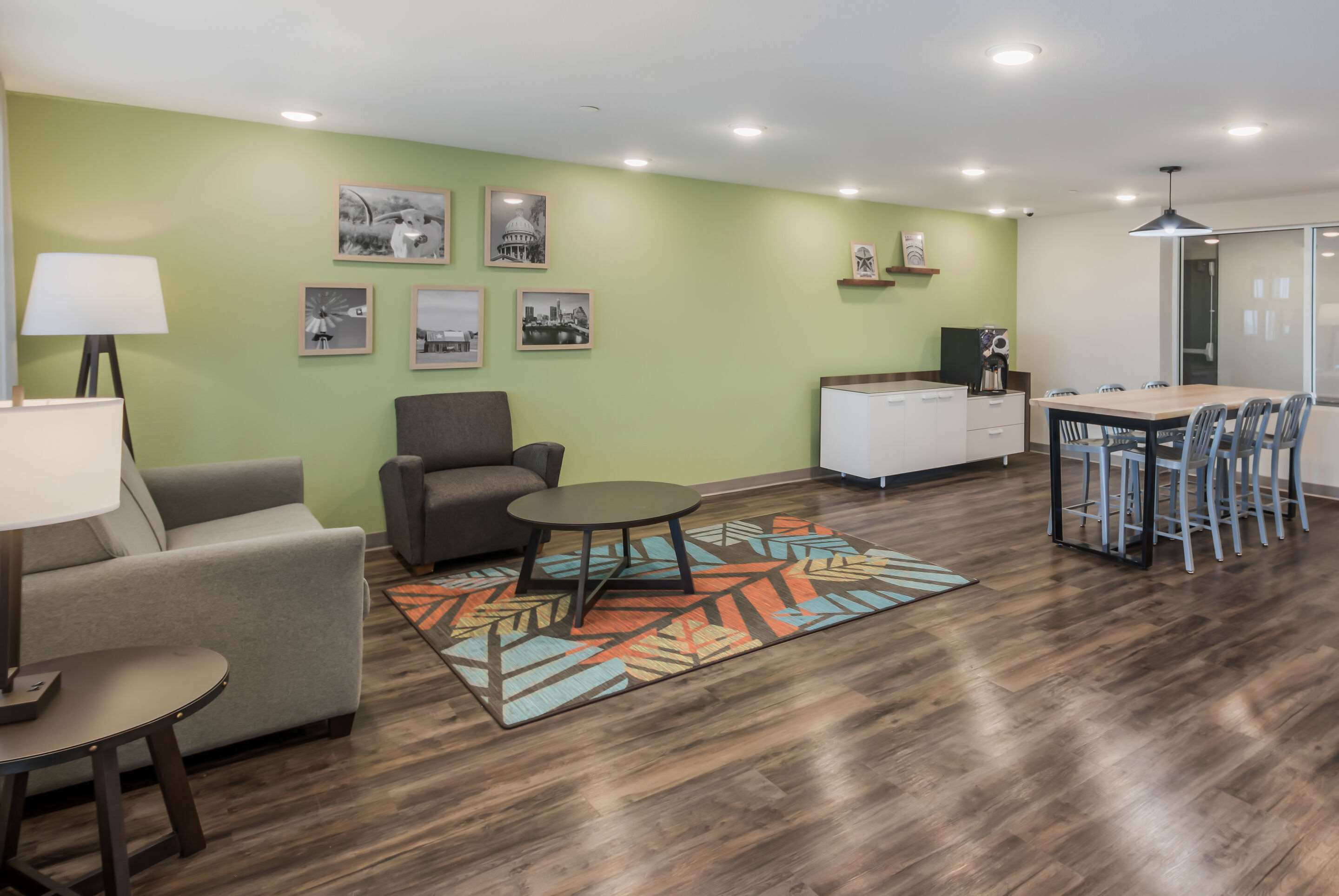 Lobby with sitting area | WoodSpring Suites Round Rock-Austin North