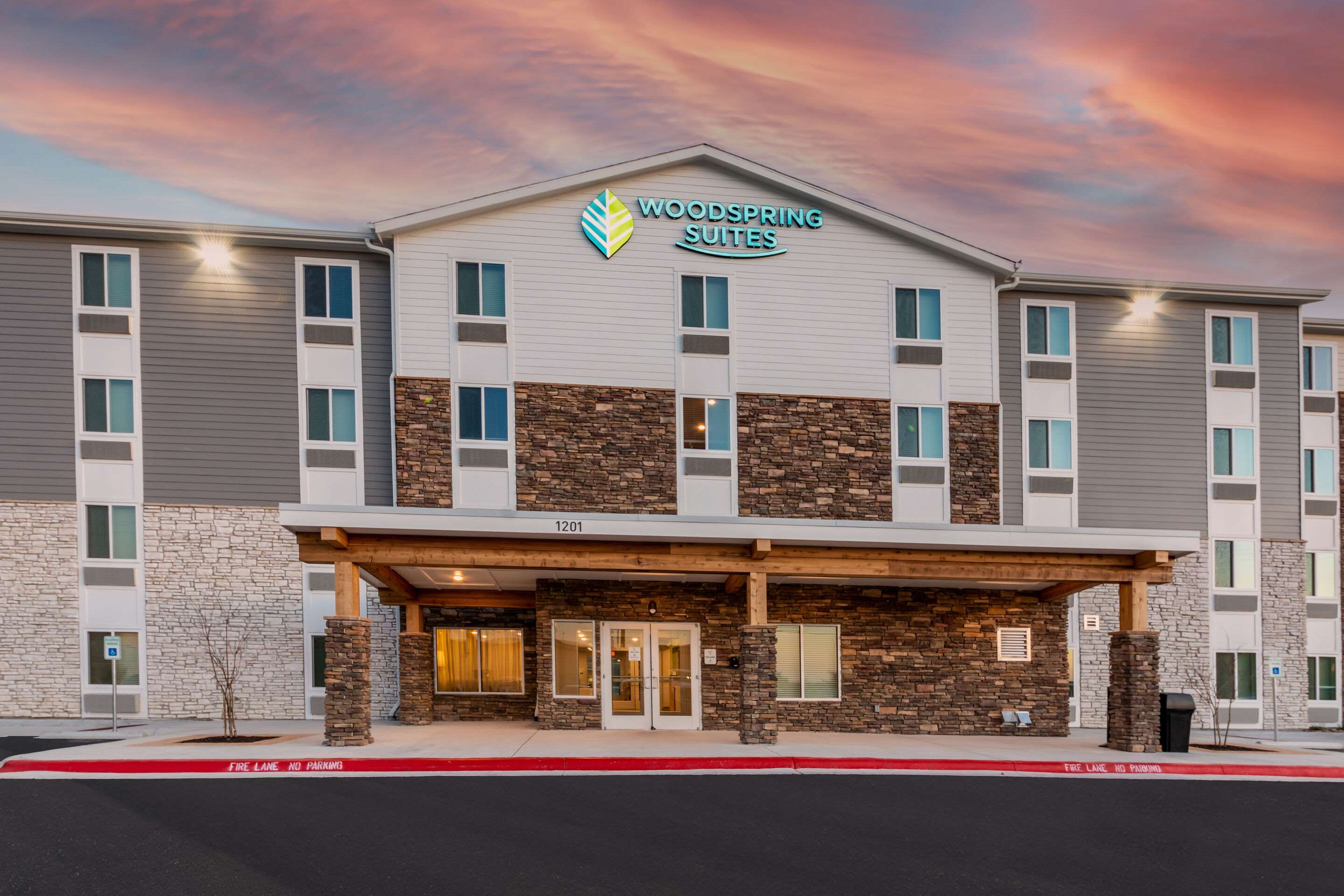 Hotel entrance | WoodSpring Suites Round Rock-Austin North