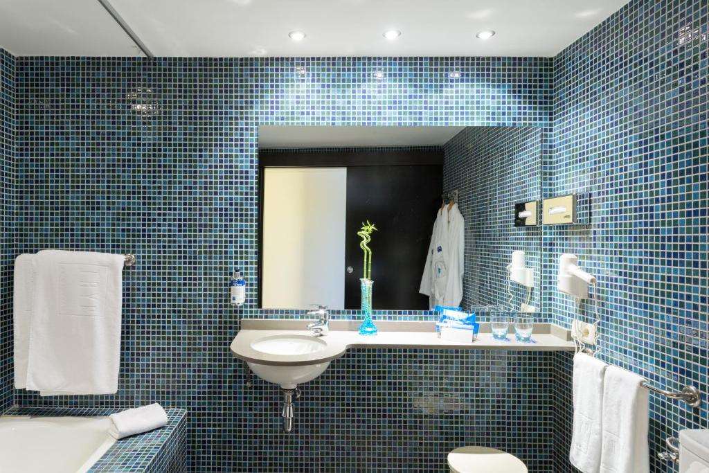 HOTEL PORT FERIA VALENCIA-guestroom-Guest Room,Bathroom,On-Site.jpg