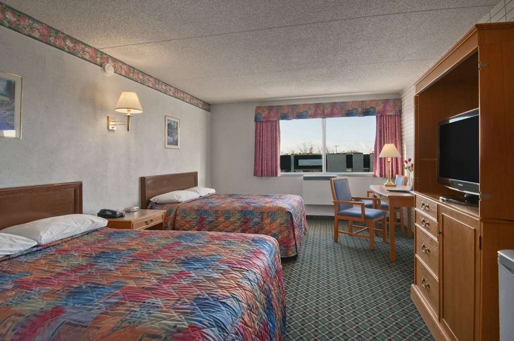 TRAVELODGE BY WYNDHAM WINNIPEG-guestroom-Guest Room,On-Site.jpg