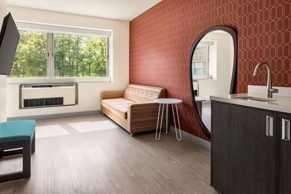 Suite - Orbit Hotel Fairview Park - I-480, Exit 9