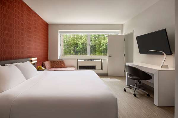 Suite - Orbit Hotel Fairview Park - I-480, Exit 9