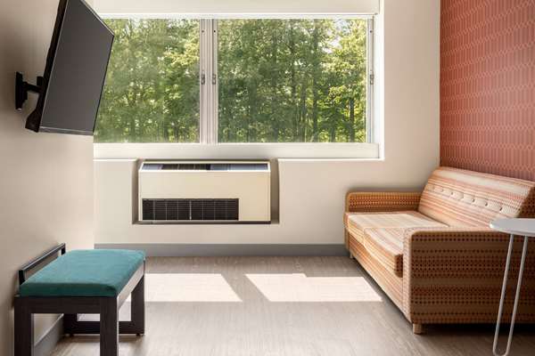 Suite - Orbit Hotel Fairview Park - I-480, Exit 9