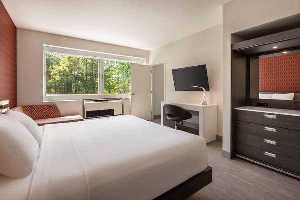 Suite - Orbit Hotel Fairview Park - I-480, Exit 9