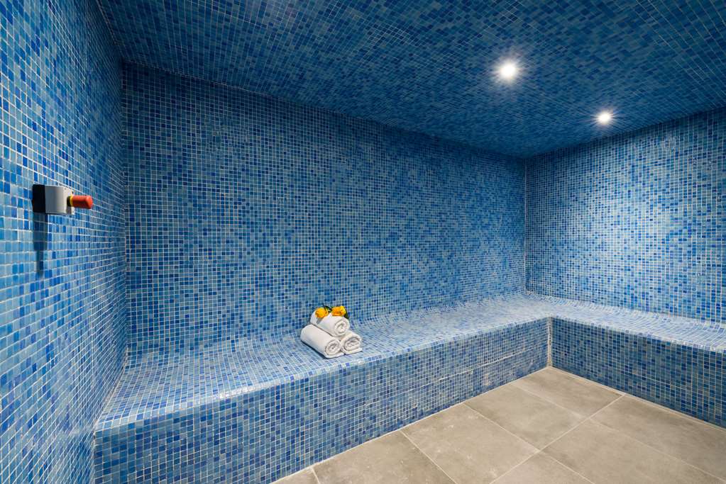 Best Western Plus Al Qurayyat City Center-guestroom-Guest Room,On-Site.jpg