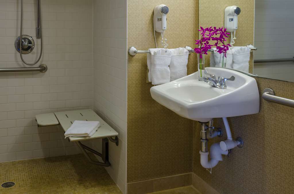 Beacon Hotel & Corporate Quarters - Tap to explore photos