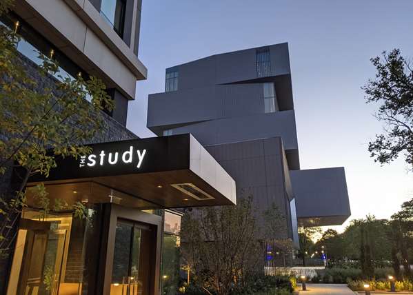 Exterior view - Study at University of Chicago Hotel