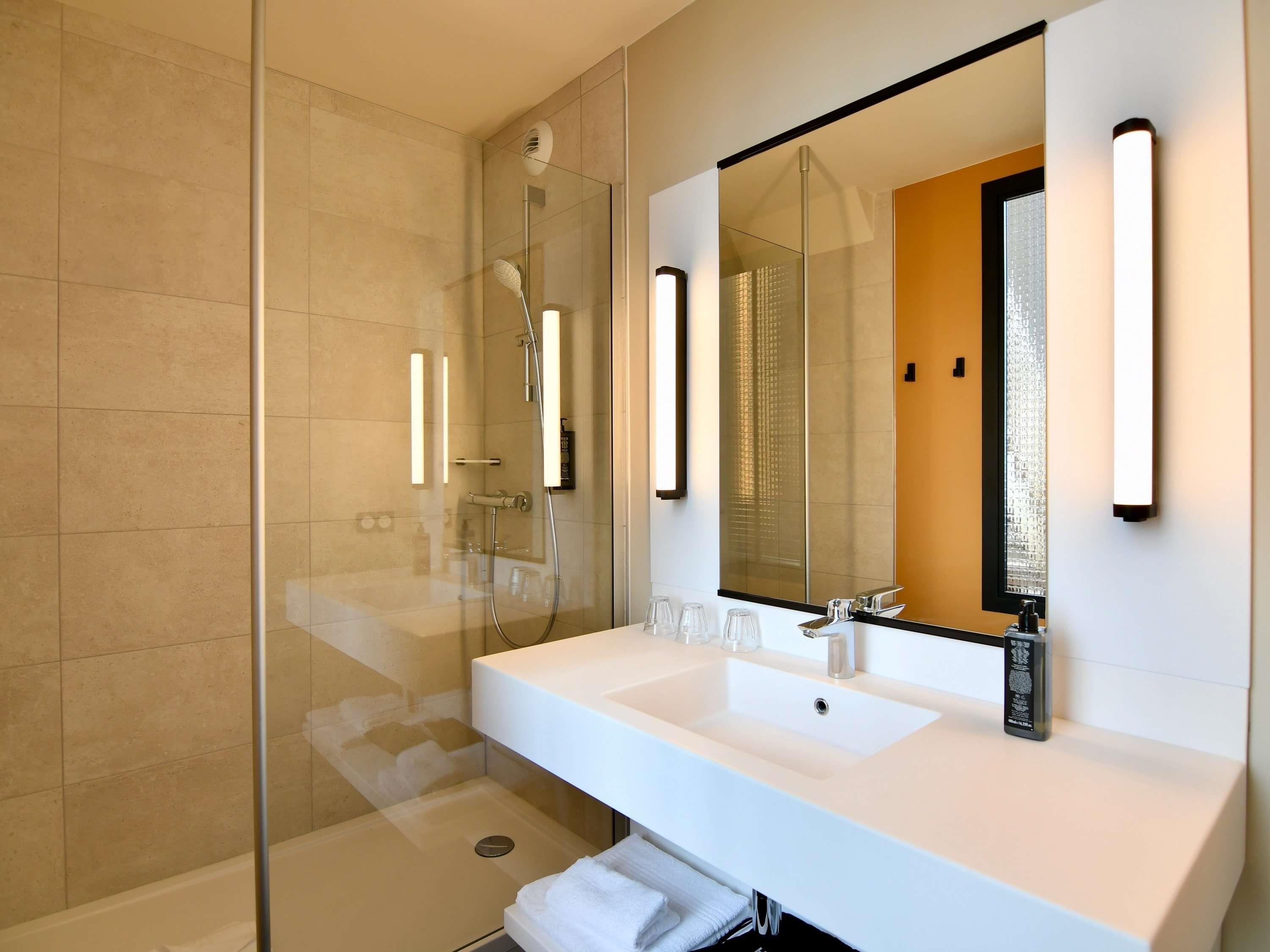 ibis Styles Saint Nazaire Centre Gare Room Type - Bedroom with a double bed and a single bed