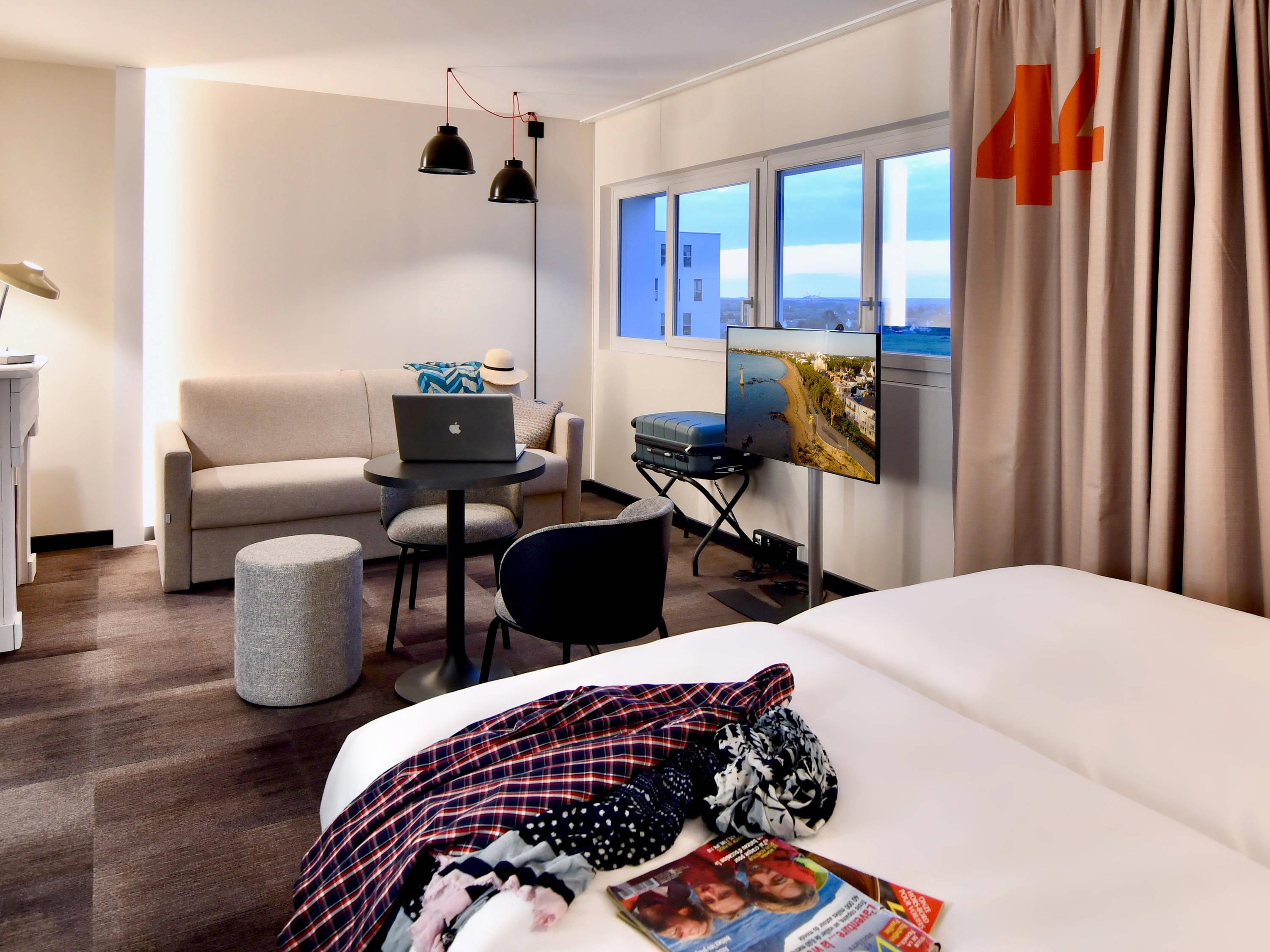 ibis Styles Saint Nazaire Centre Gare Room Type - Bedroom Suite, 2 single beds and sofa bed