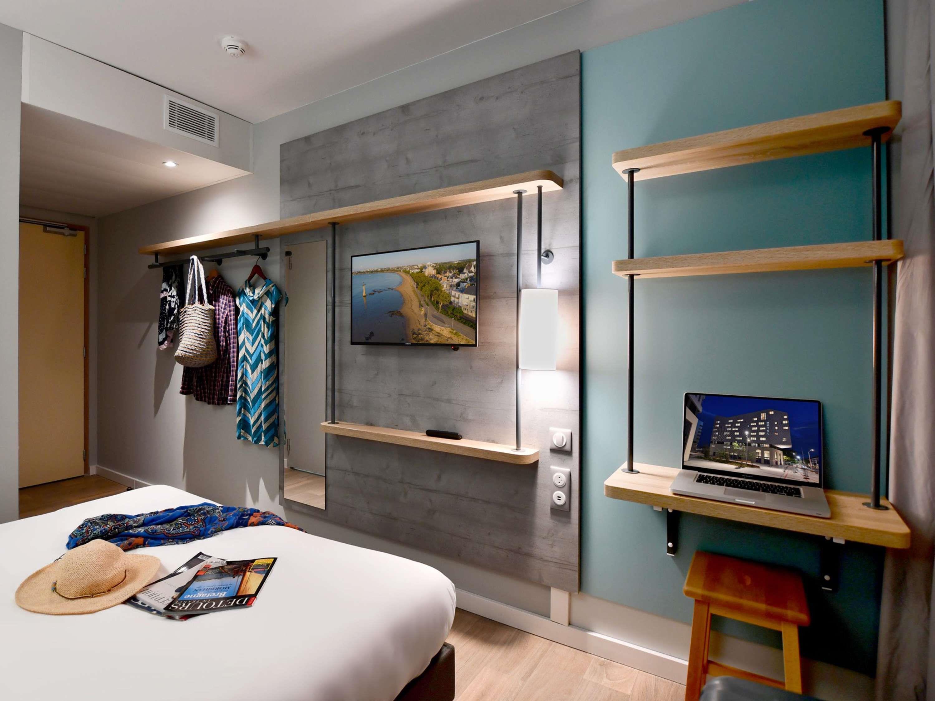 Ibis Budget Saint Nazaire Centre Gare Room Type - Room with 1 double bed and 1 single bed