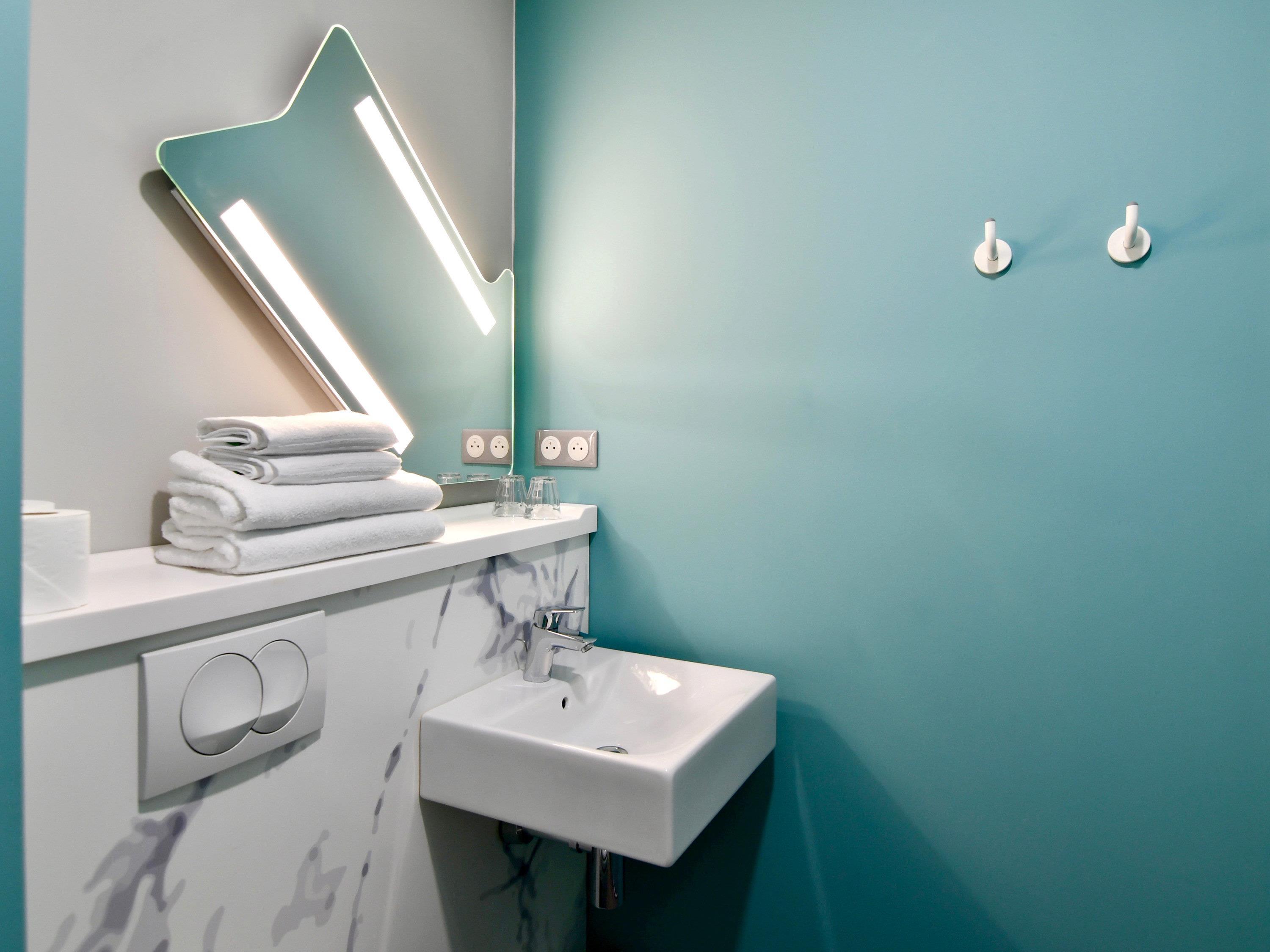 Ibis Budget Saint Nazaire Centre Gare Room Type - Room with 1 double bed and 2 single beds