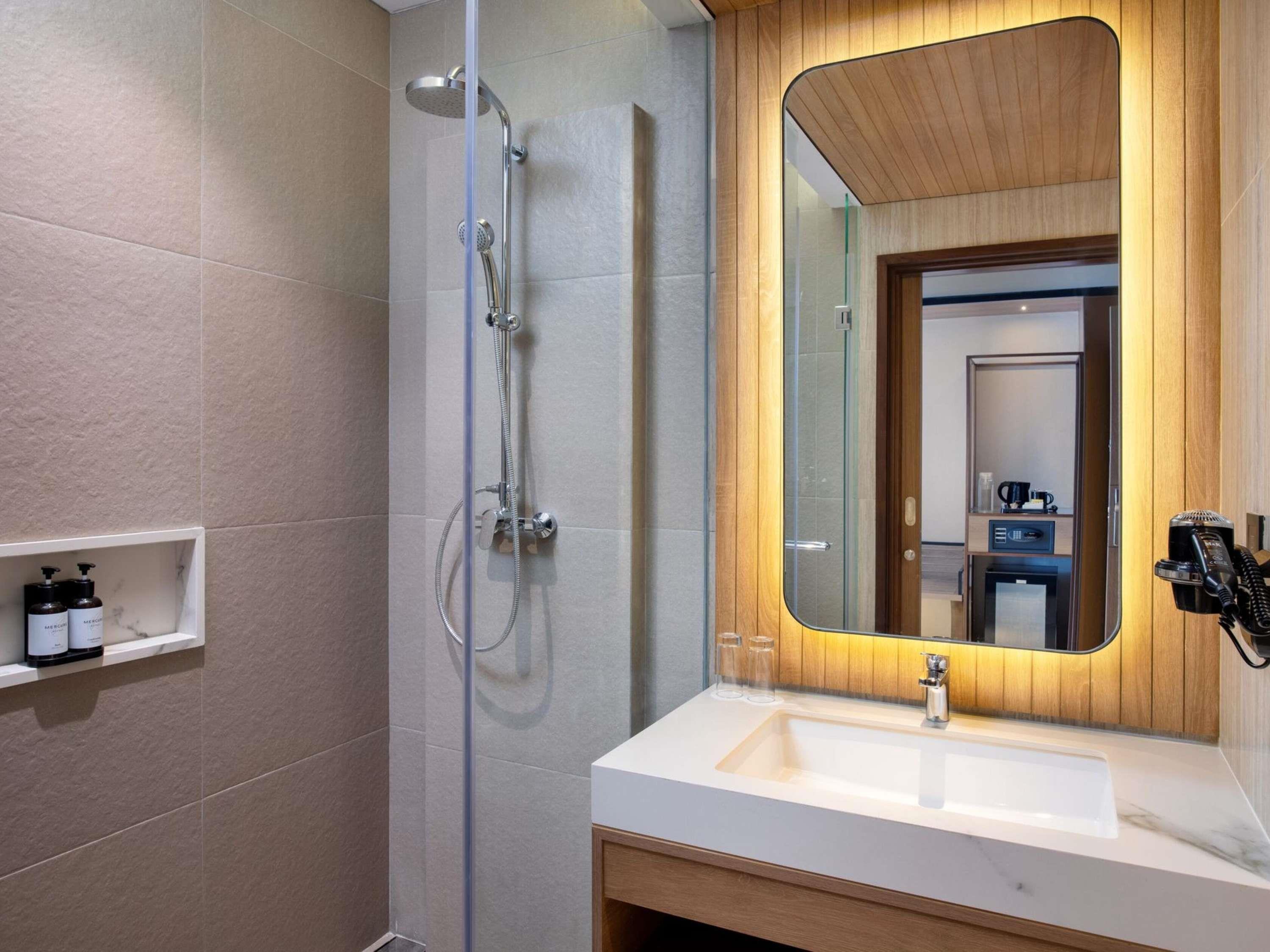 Mercure Pangkalan Bun Room Type - Premium Superior Room with 2 Single Beds