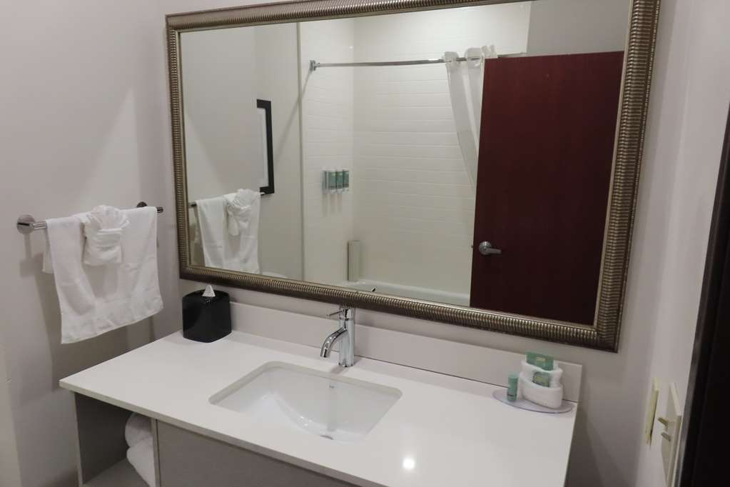 Best Western Heritage Inn & Suites-guestroom-Guest Room,Bathroom,Suite,On-Site.jpg