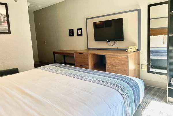 1 King Bed, Near Elevator, Non-Smoking
