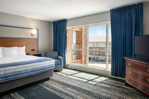 1 King Bed, Suite, Non-Smoking