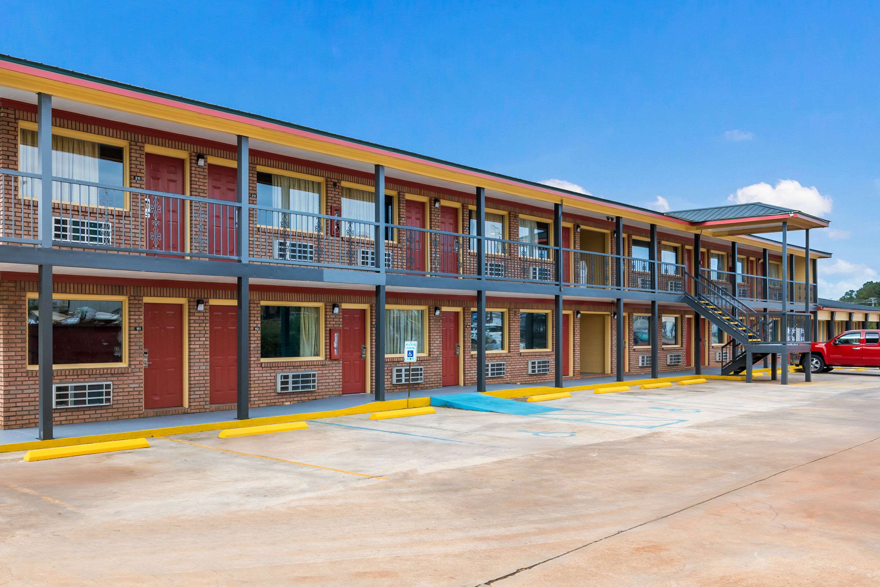 Hotel exterior | Econo Lodge