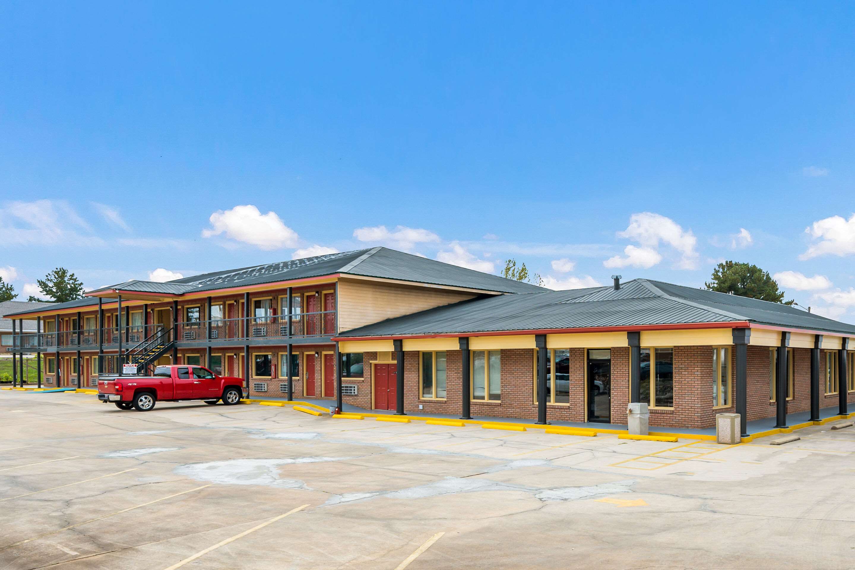 Hotel exterior | Econo Lodge