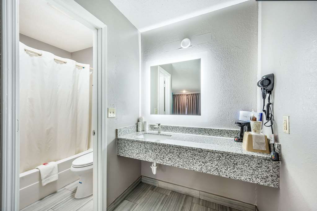 ECONO LODGE RUSSELLVILLE-guestroom-Guest Room,Bathroom,On-Site.jpg
