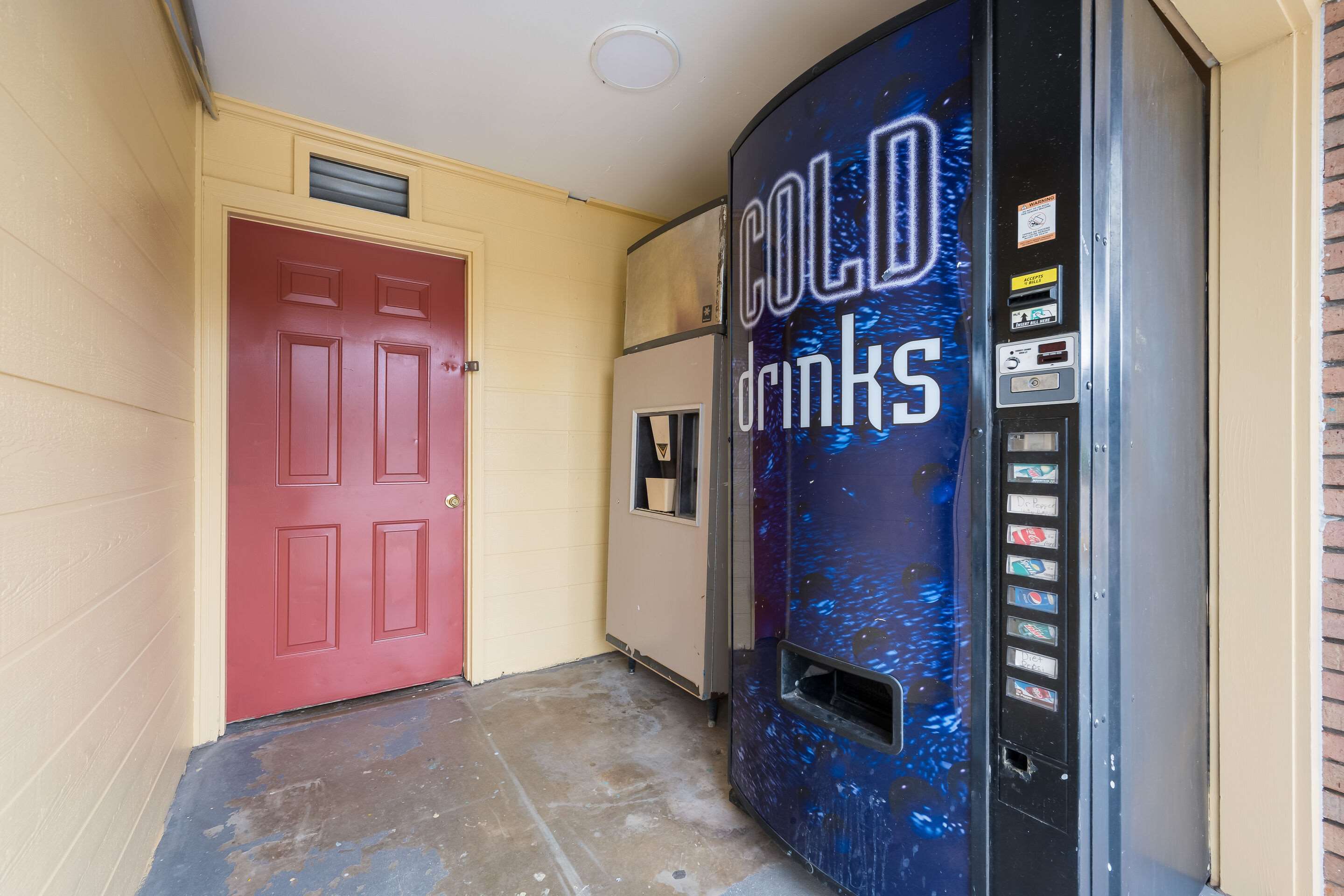 Hotel vending area | Econo Lodge