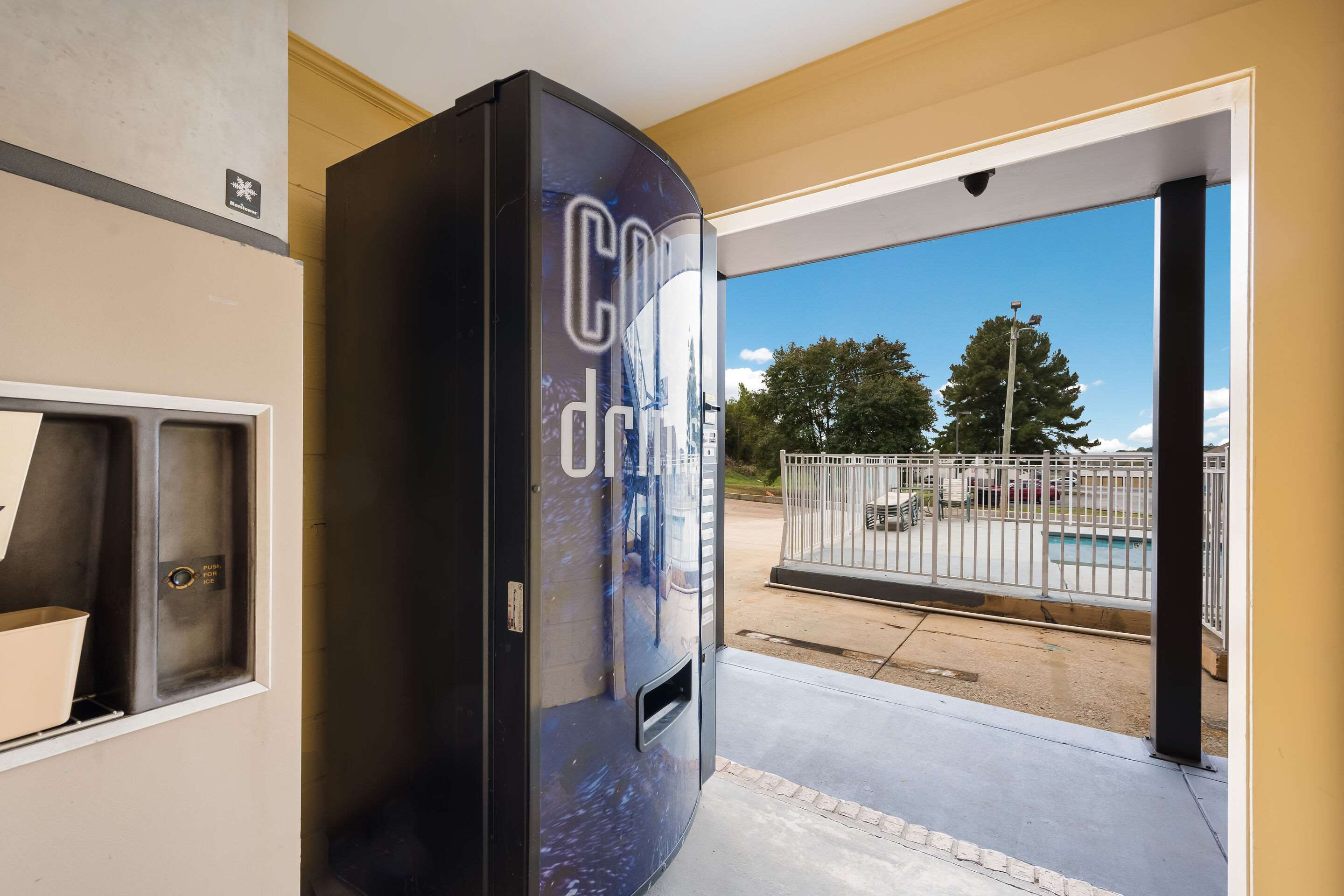 Hotel vending area | Econo Lodge