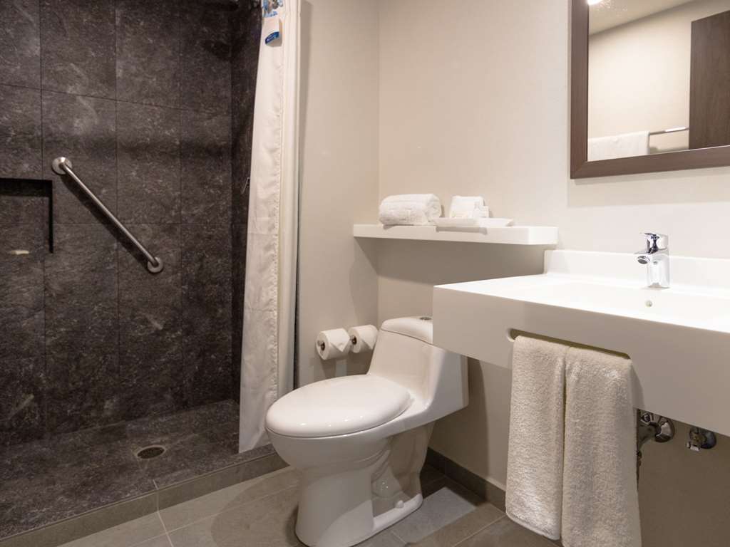 SLEEP INN GUADALAJARA GALERIAS-guestroom-Guest Room,Bathroom,On-Site.jpg