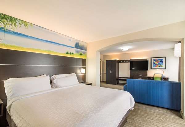 Suite - Clarion Pointe Hotel New Bern