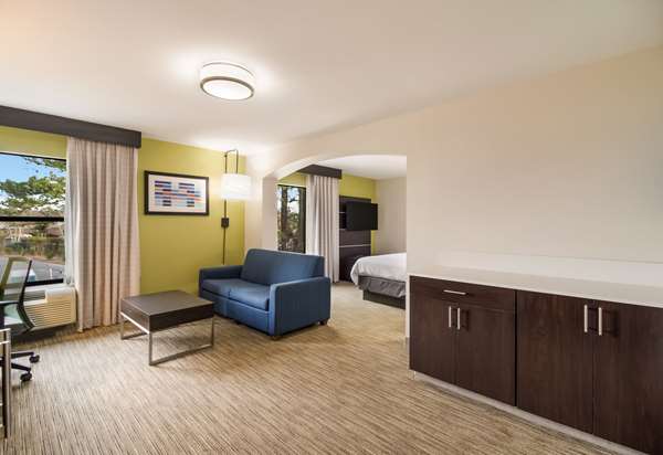 Suite - Clarion Pointe Hotel New Bern