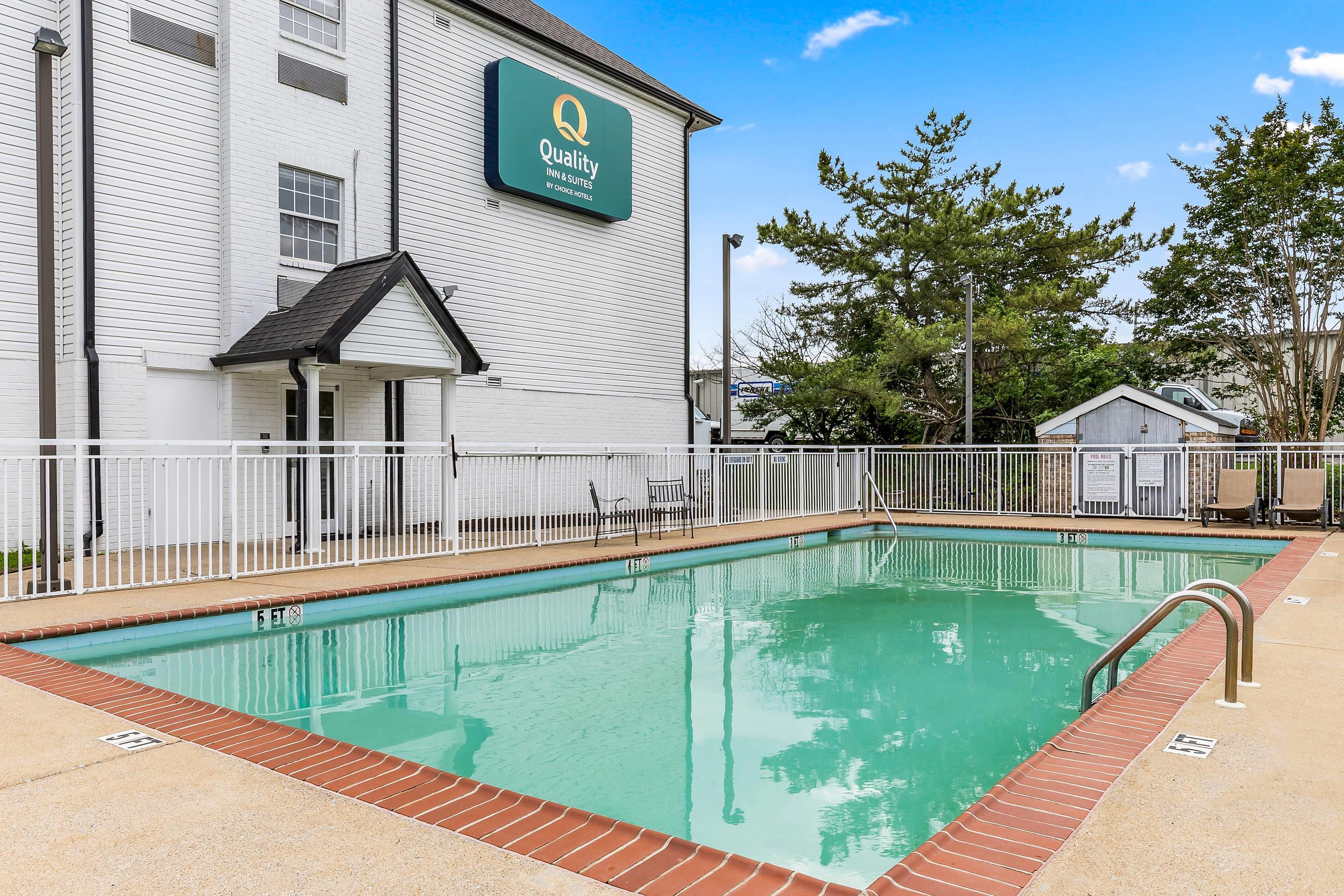 Outdoor pool | Hotel Avery