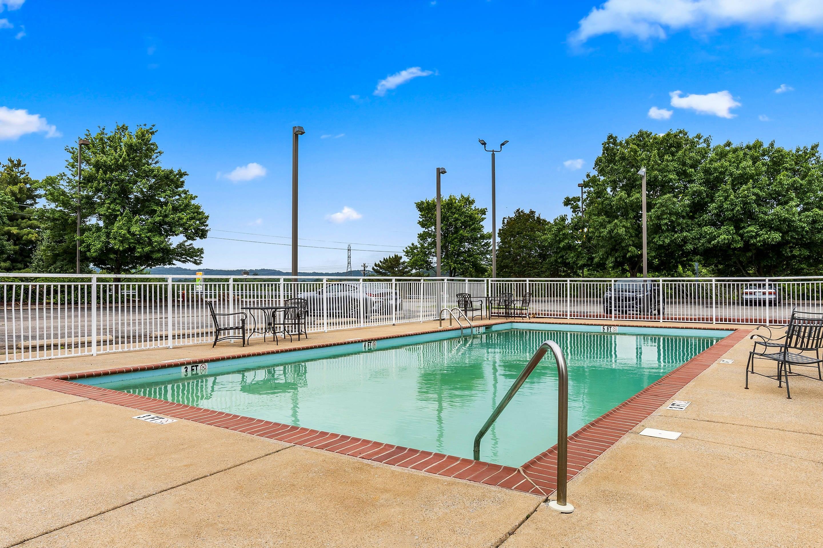 Outdoor pool | Hotel Avery