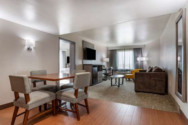 Suite - Clarion Pointe Hotel Galveston