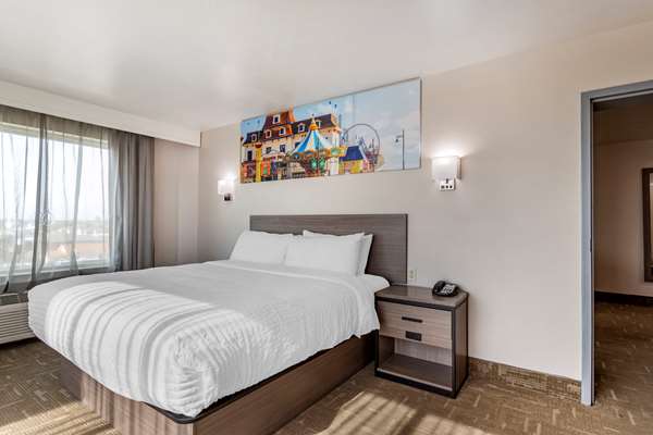 Suite - Clarion Pointe Hotel Galveston