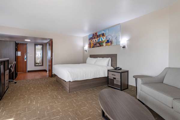 Suite - Clarion Pointe Hotel Galveston