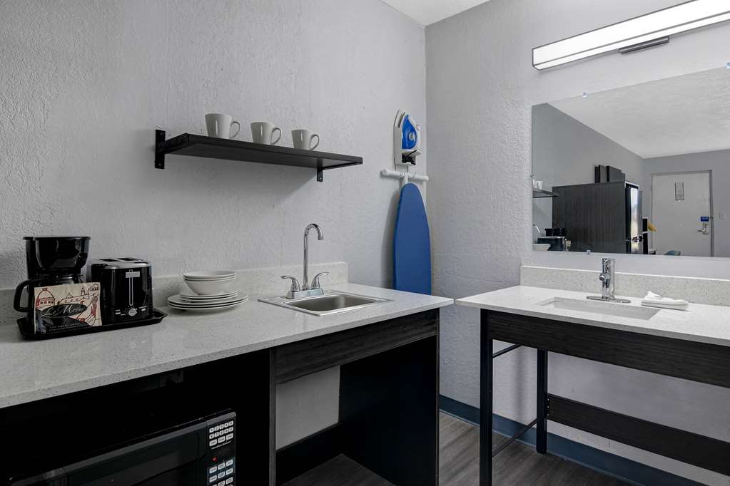 STUDIO 6 MERIDIAN, MS - BONITA LAKE-guestroom-Guest Room,Guest Room Amenity,Kitchen/Kitchenette,On-Site.jpg
