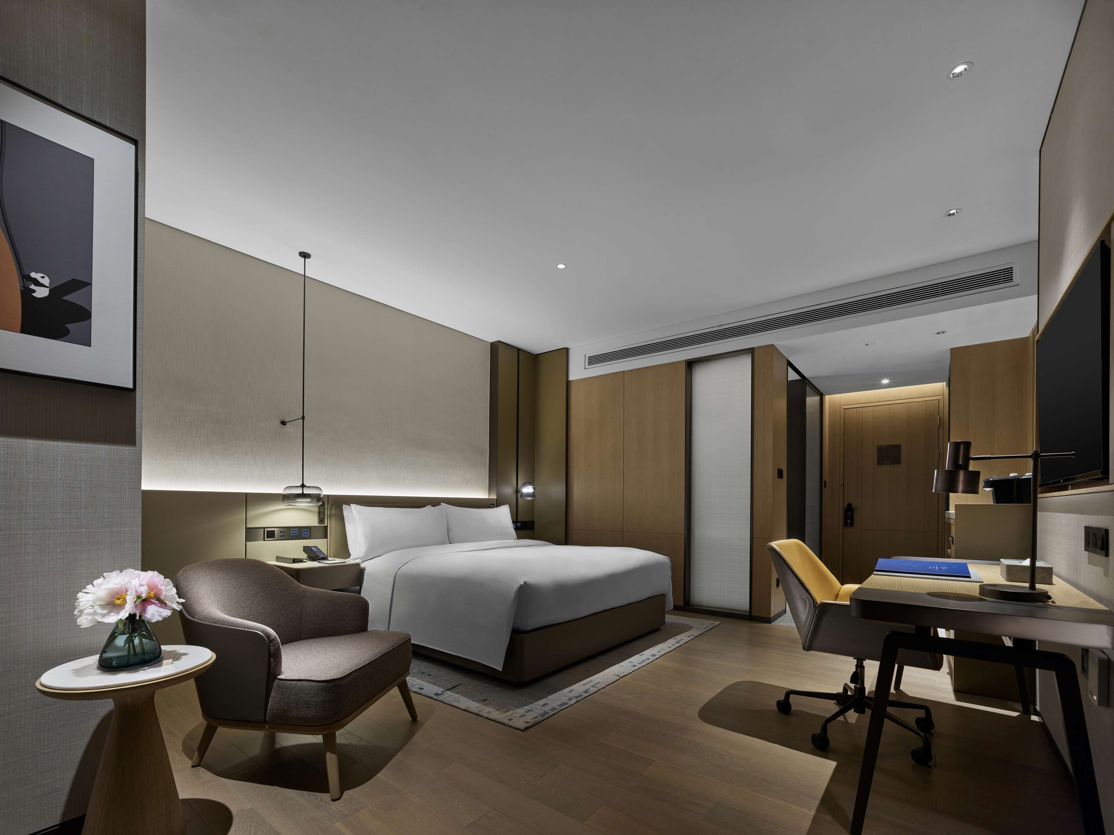 DoubleTree by Hilton Chengdu Riverside Room Type - KING DLX ROOM 270D SKYLINE