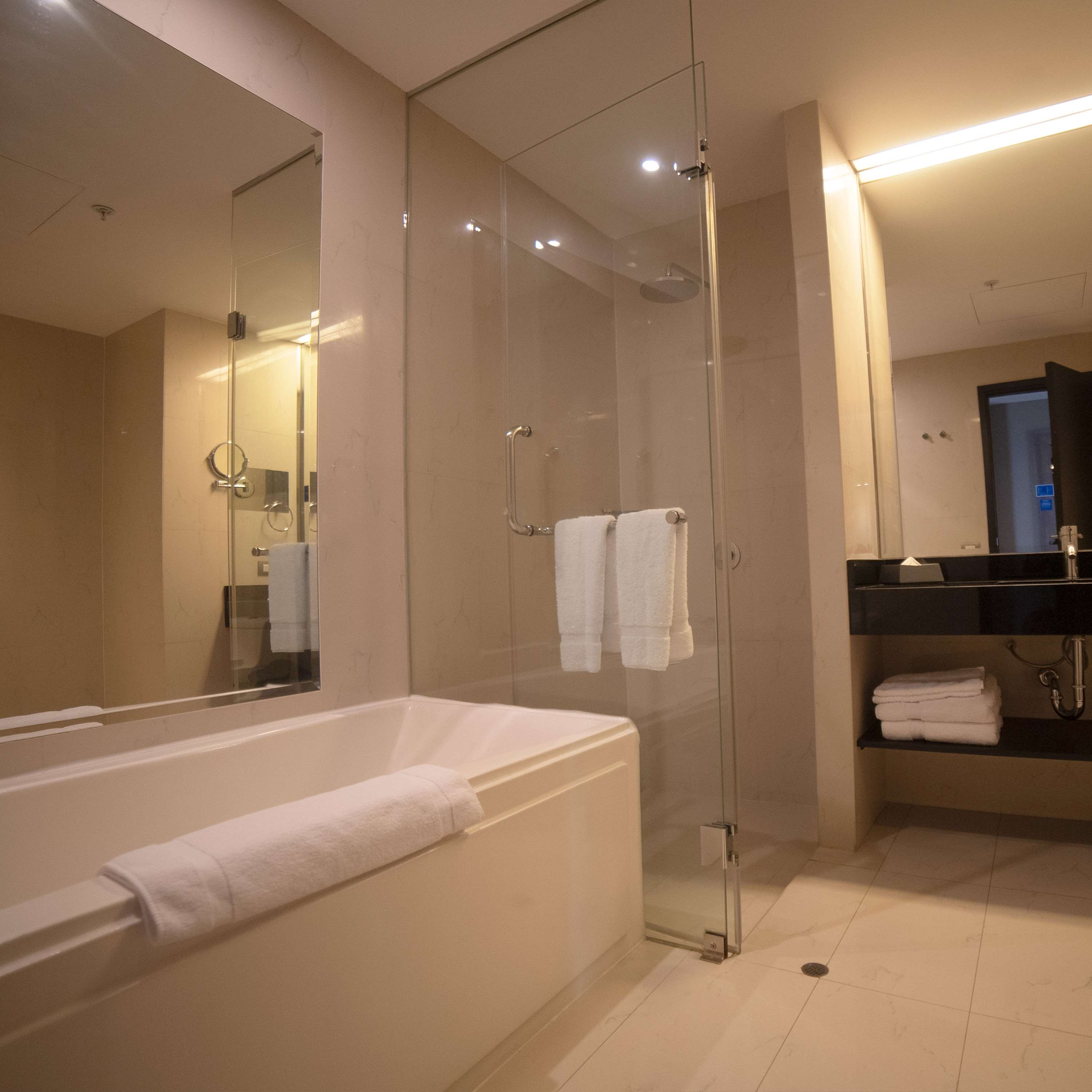 DoubleTree by Hilton Trujillo Room Type - 1 KING BED GUEST ROOM