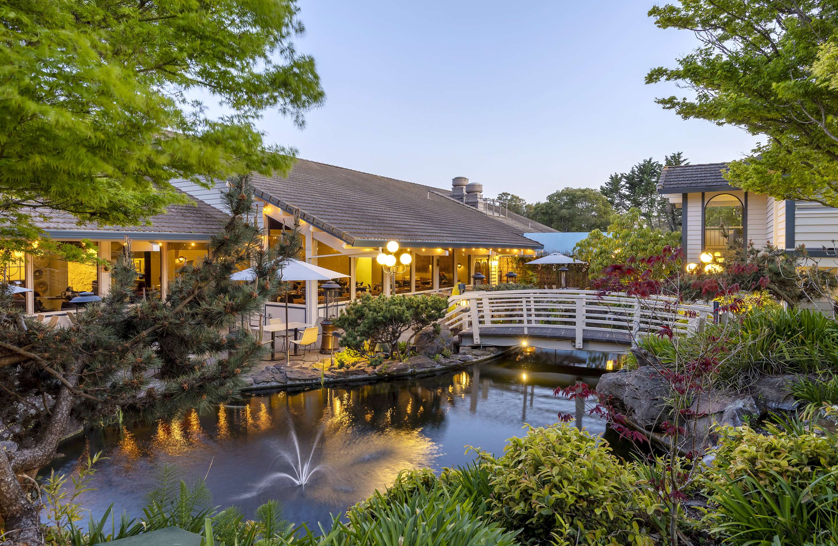 BarLounge | Seacliff Inn Aptos, Tapestry Collection by Hilton