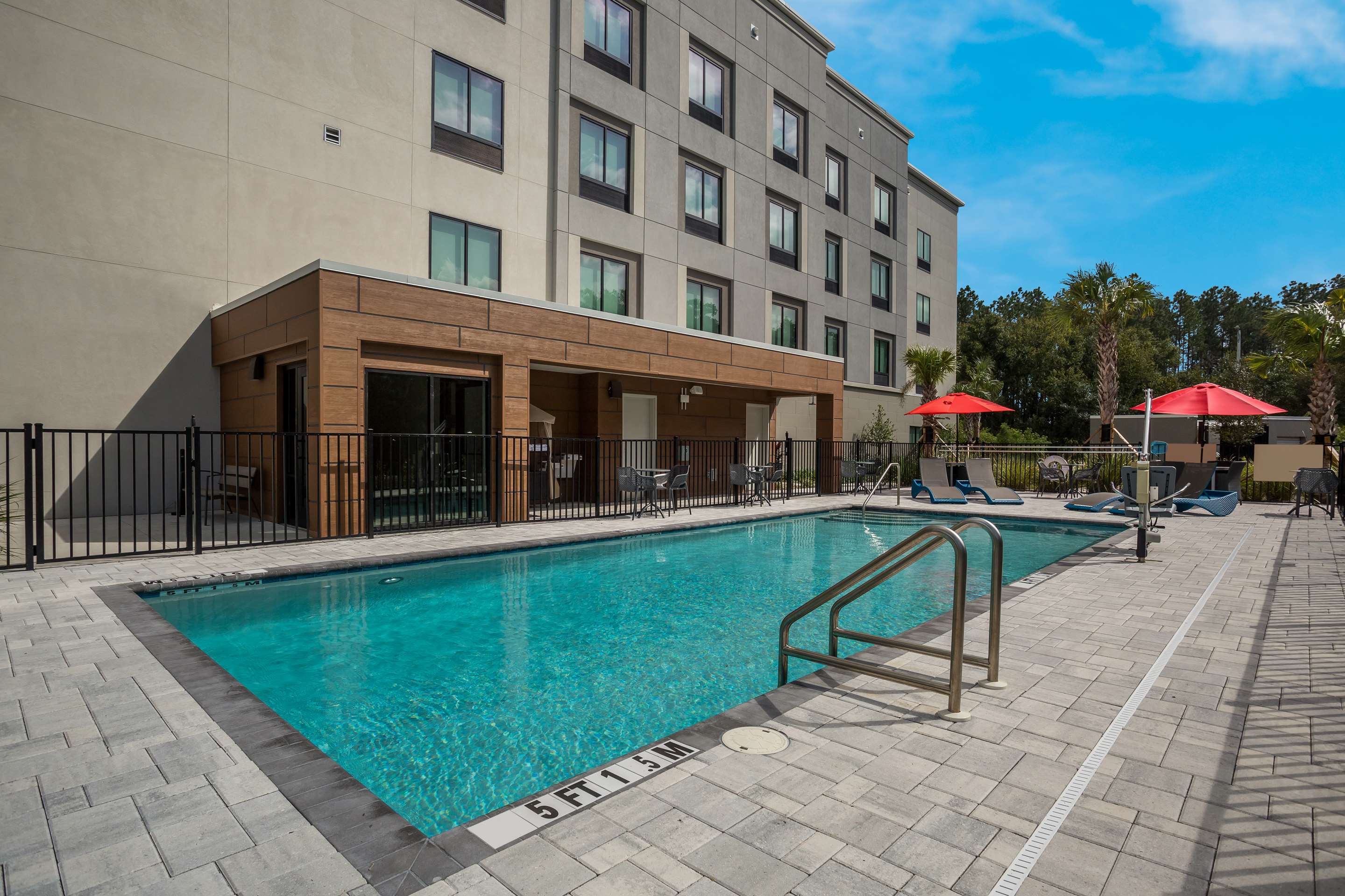 Pool | Hampton Inn & Suites Ruskin I-75