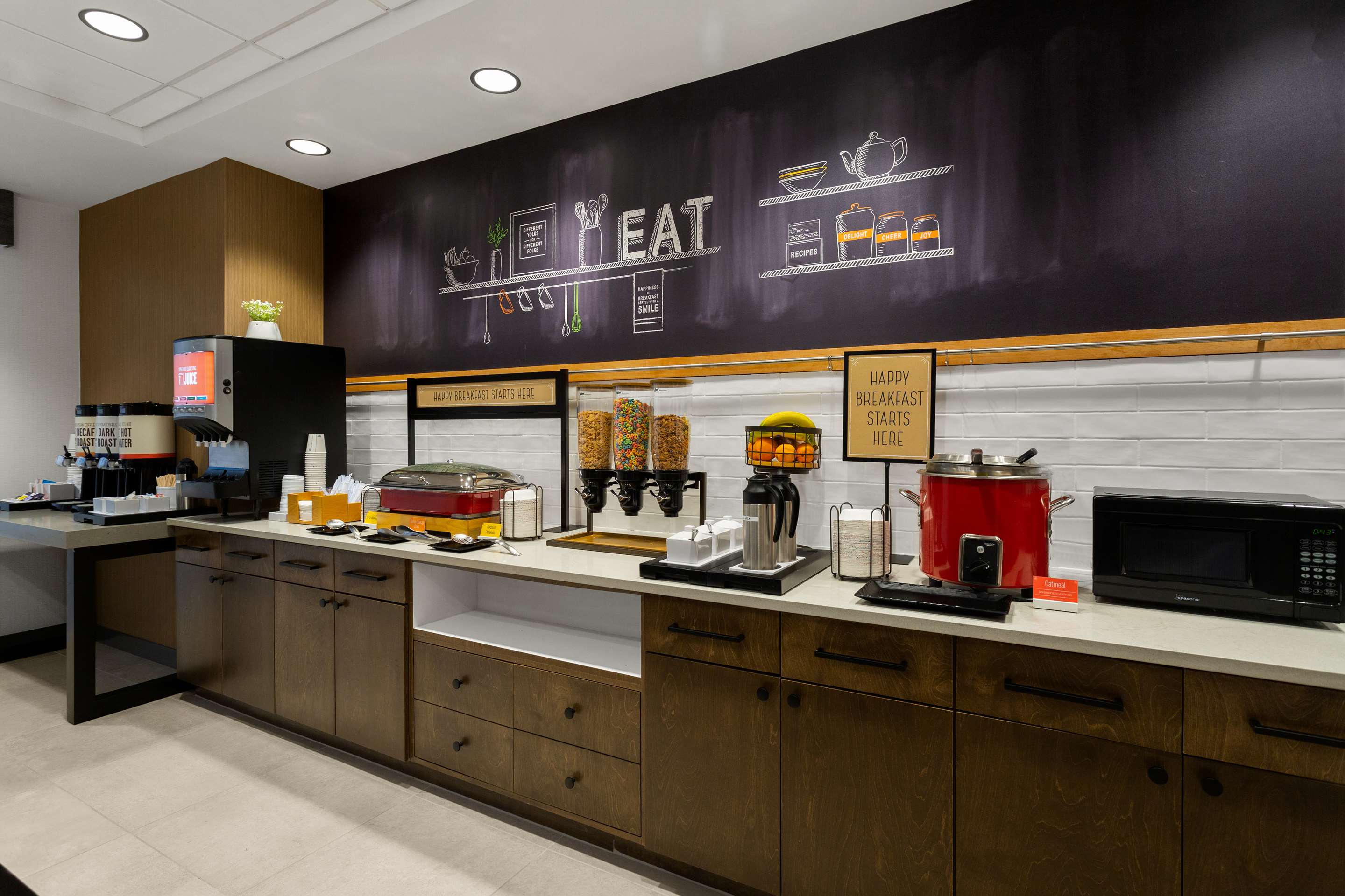 Breakfast Area | Hampton Inn & Suites Ruskin I-75