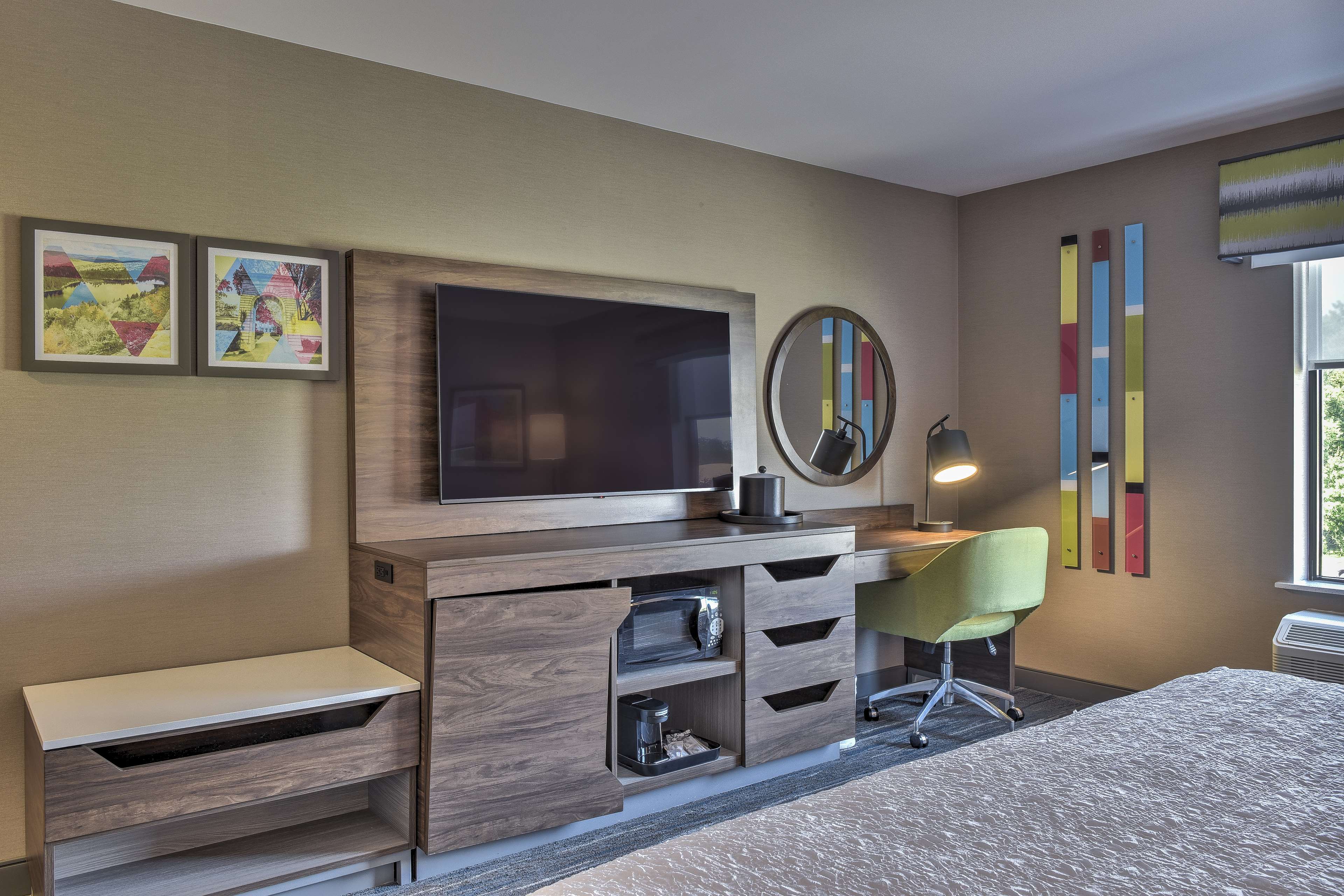 Hampton Inn & Suites Keene Room Type - KING W  FRIDGE MICROWAVE