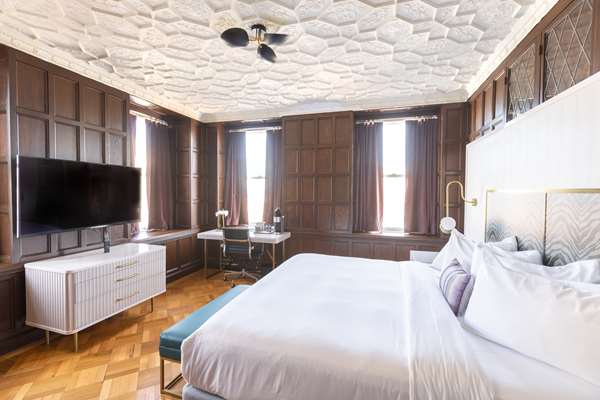  - Kelly Hotel Downtown Birmingham - I-20 & I-59, Exits 124D & 126A