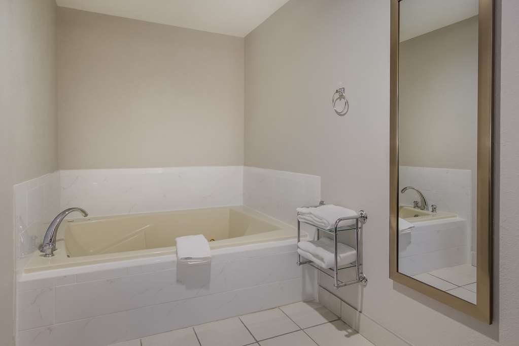CLARION POINTE HARRODSBURG-DANVILLE-guestroom-Guest Room,Suite,On-Site.jpg