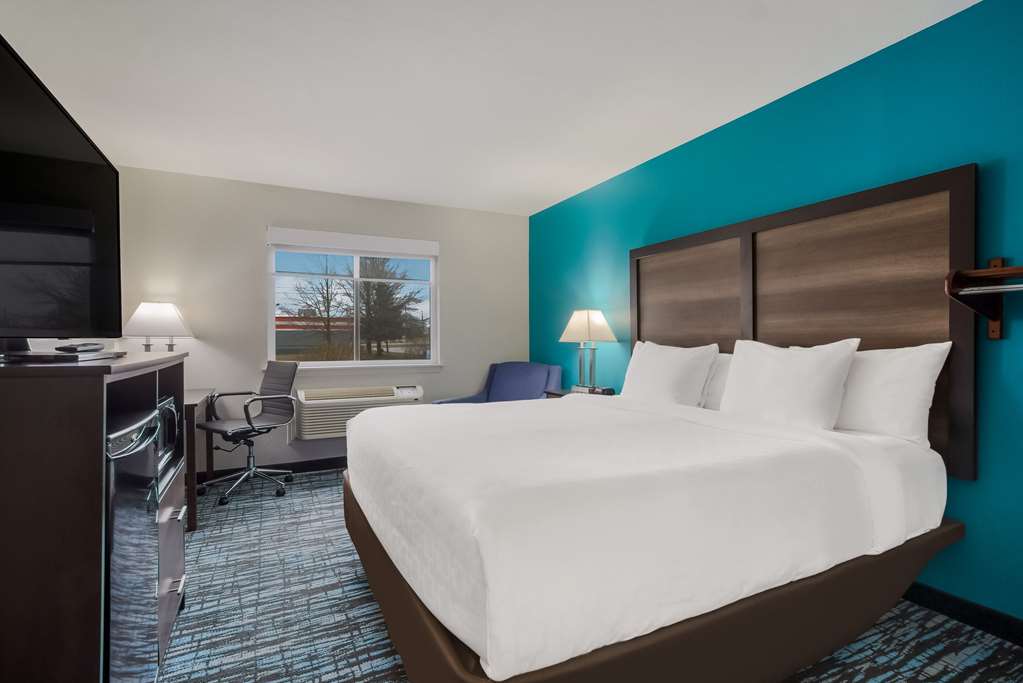 CLARION POINTE HARRODSBURG-DANVILLE-guestroom-Guest Room,On-Site.jpg
